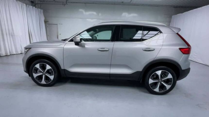 2024 volvo xc40 b5 plus bright theme