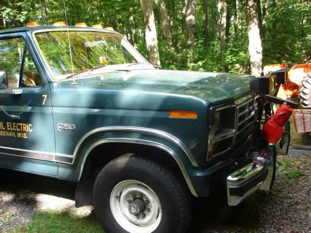 ford f 250 hd pickup truck 4-wheel drive manual locking hubs v-8 engine