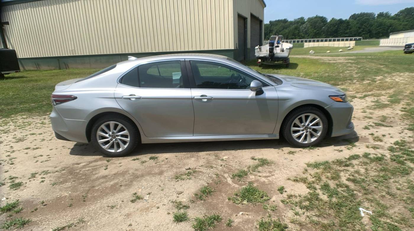 2021 toyota camry le