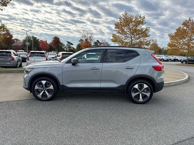2024 volvo xc40 b5 plus dark theme