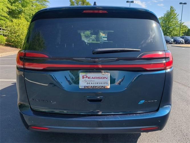 used 2024 chrysler pacifica select