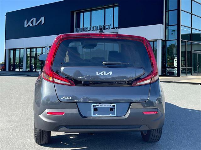 2022 kia soul lx
