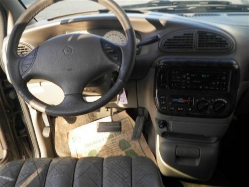 1999 chrysler town country limited in south dakota