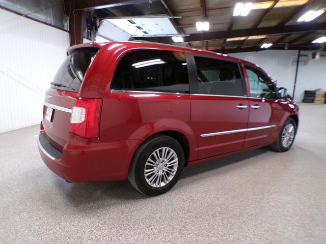 2013 chrysler town & country touring-l