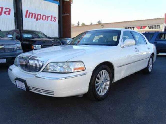 2003 lincoln town car white, 139k miles in canoga park, ca