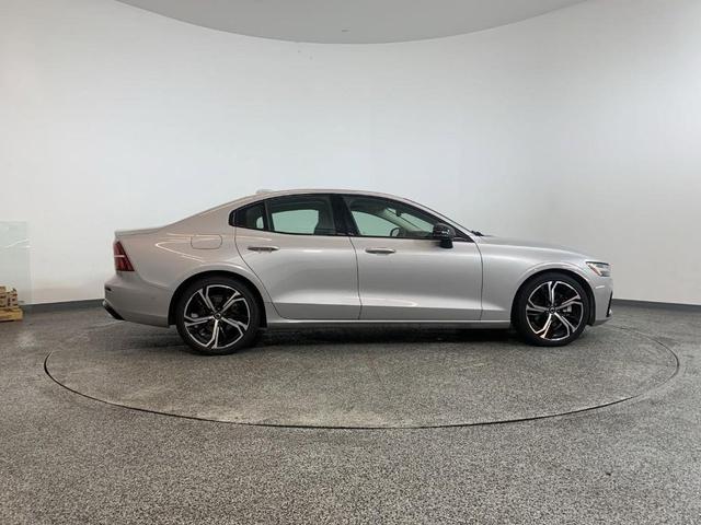2024 volvo s60 b5 plus dark theme