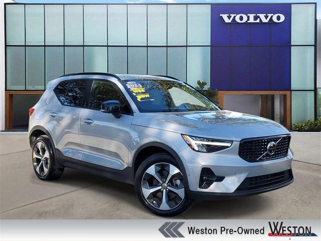 2024 volvo xc40 b5 plus dark theme
