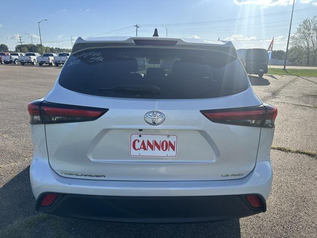2022 toyota highlander le