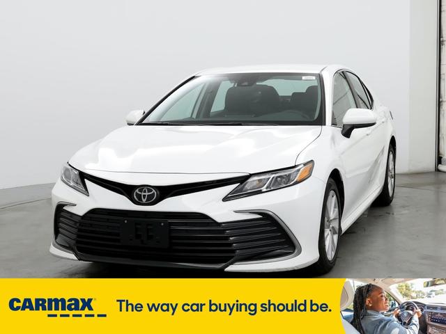 2022 toyota camry le