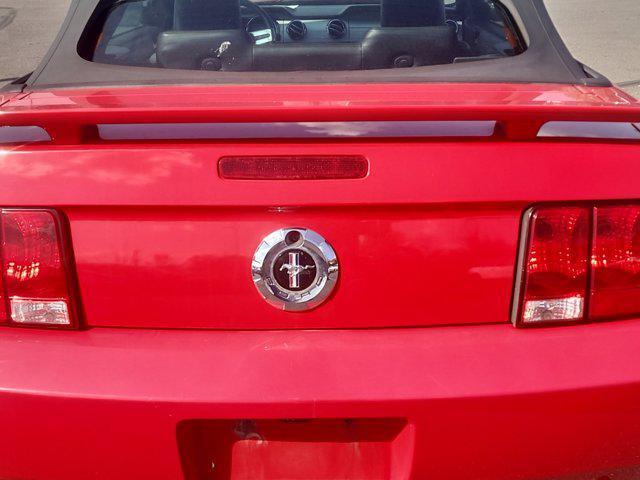 2005 ford mustang deluxe
