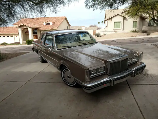 1981 lincoln town car signature edition 2 door 118k miles- leather seats v8!!!