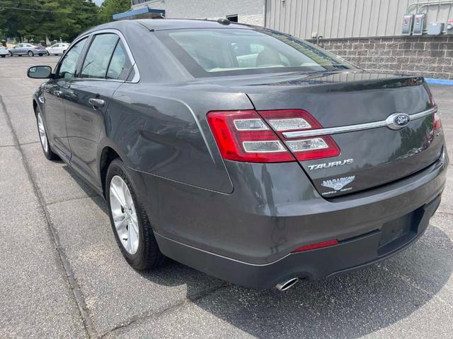 2018 ford taurus se