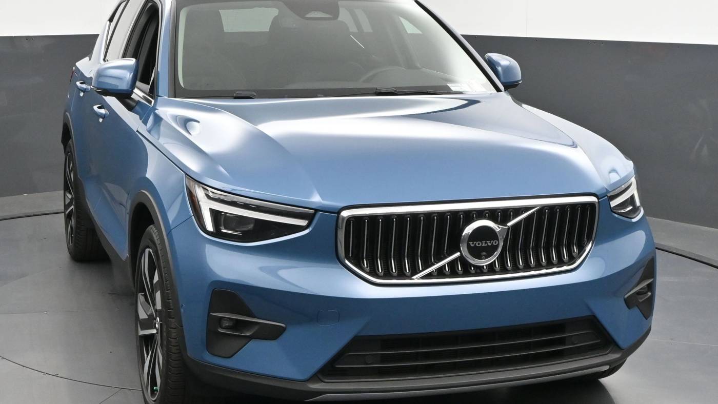 2024 volvo xc40 b5 plus bright theme