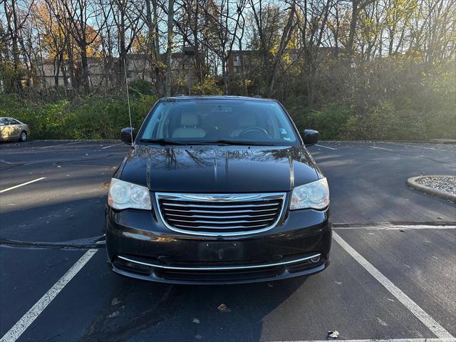 2013 chrysler town & country touring