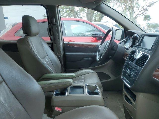 2011 chrysler town & country touring-l