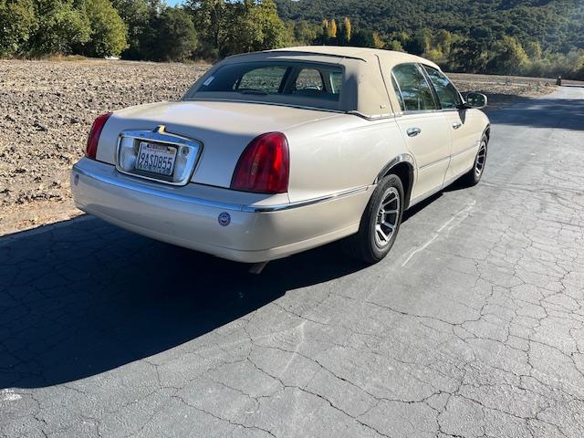 2000 lincoln town car cartier