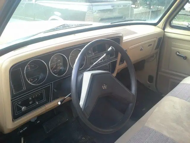 1986 dodge truck d150 like new 2wd with cap