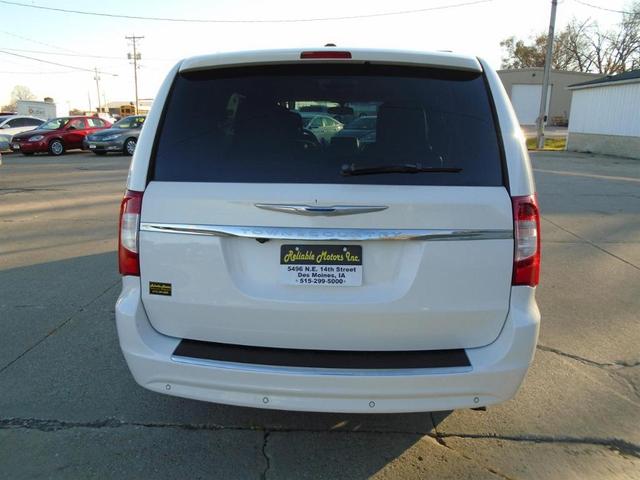 2011 chrysler town & country touring-l