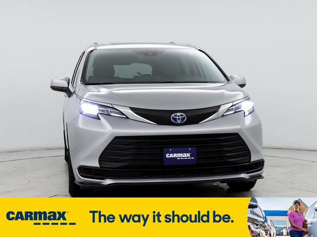 2022 toyota sienna le