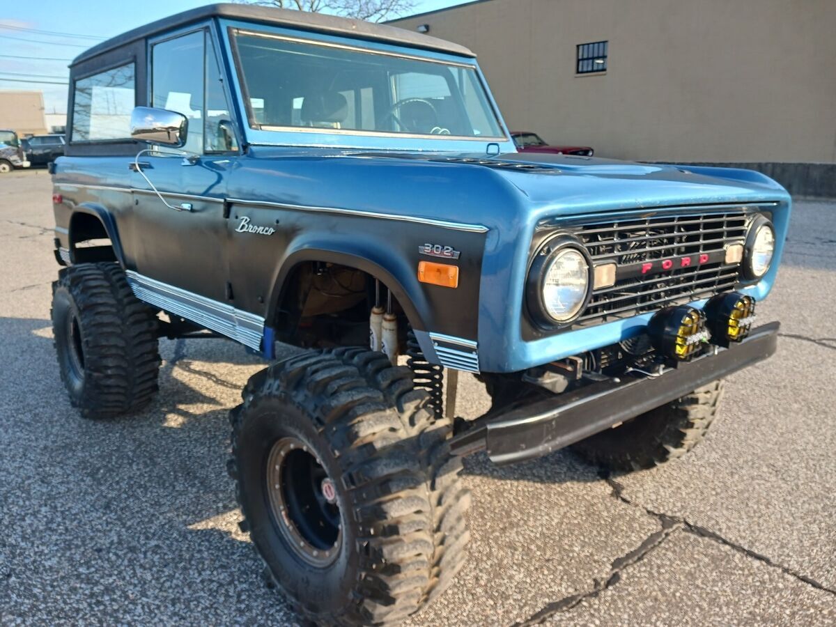 1976 ford bronco 302 v8 4 speed lifted 35" tires 4 link disc brakes p/s stunner!