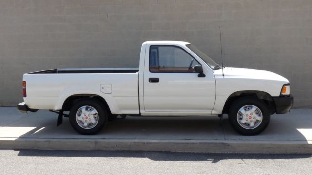 super clean 1992 toyota pickup. 76,581 miles. 5-speed. 22r. 1-owner. tacoma 2wd