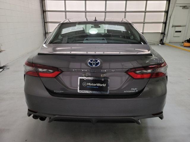 2022 toyota camry hybrid se