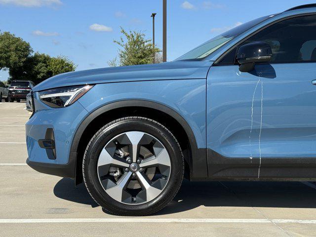 2025 volvo xc40 plus dark theme