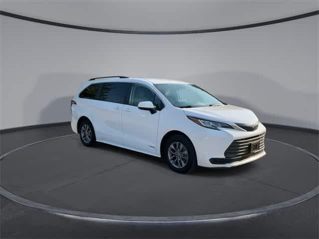2021 toyota sienna le
