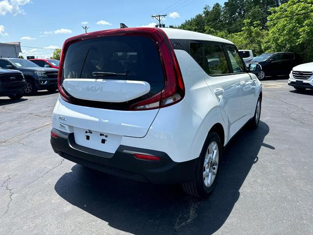 2022 kia soul lx