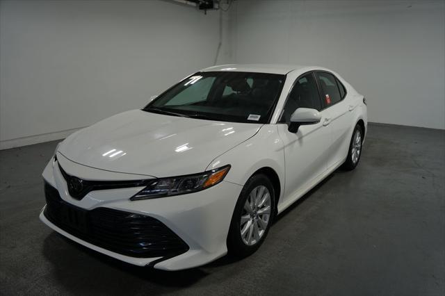 2018 toyota camry le