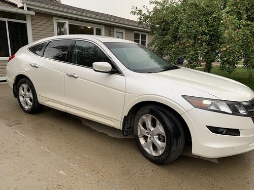 clean white 2010 honda crosstour