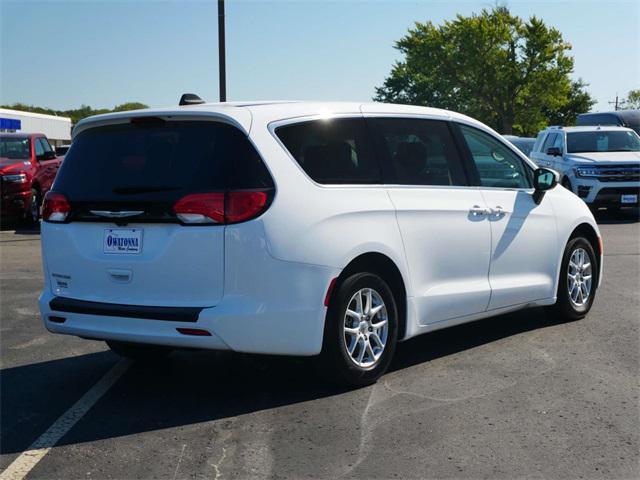 2022 chrysler voyager lx