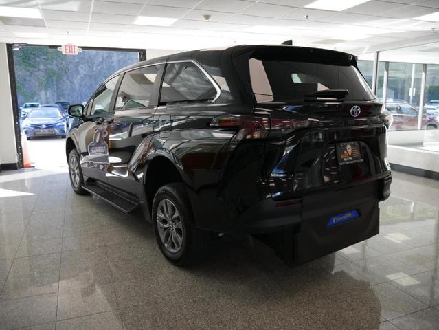 2024 toyota sienna le