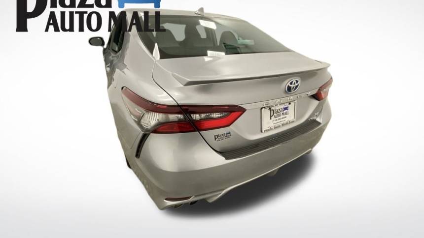 2022 toyota camry hybrid se