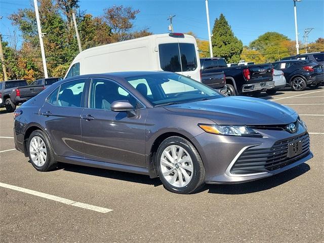 2022 toyota camry le