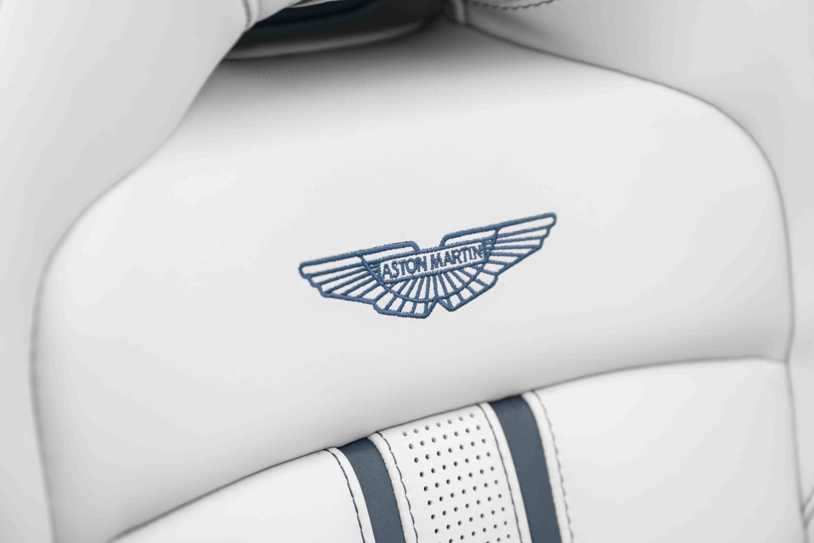2023 aston martin vantage v8 roadster
