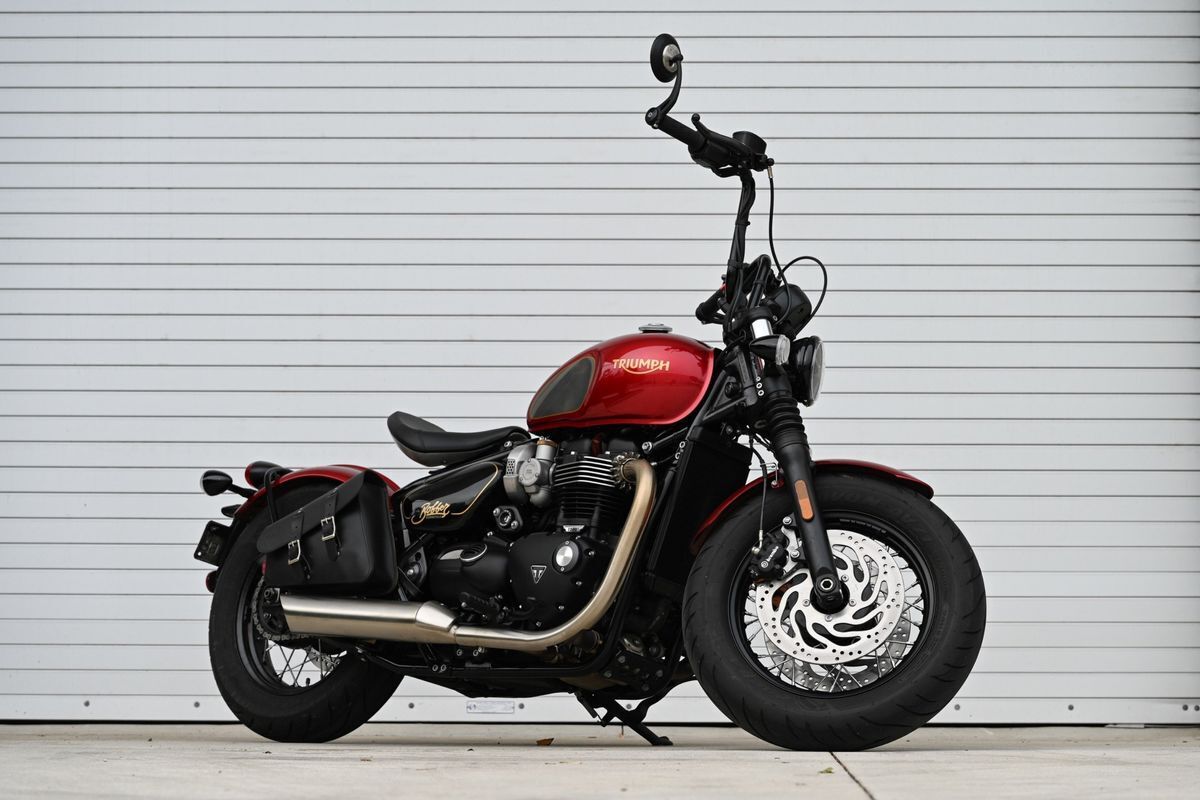 2022 triumph bonneville bobber goldline edition! only 1,600 miles!