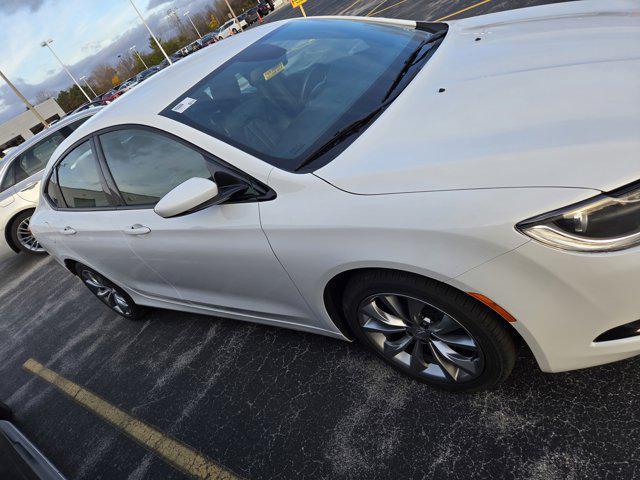 2016 chrysler 200 s