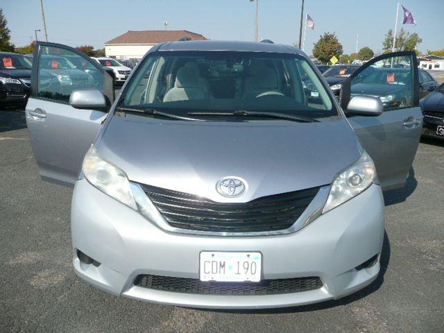 2011 toyota sienna le