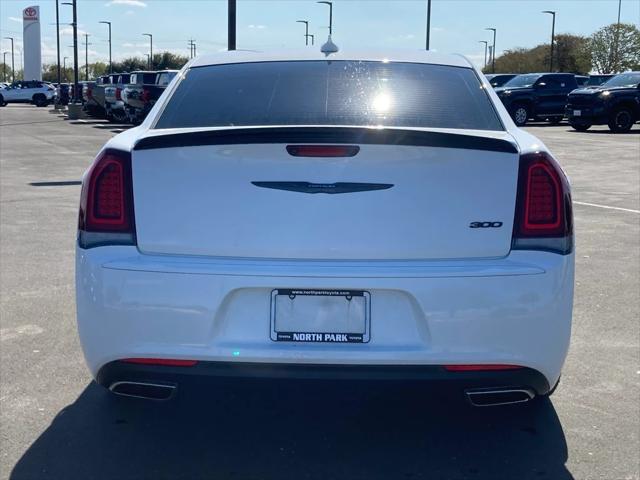 2023 chrysler 300 touring