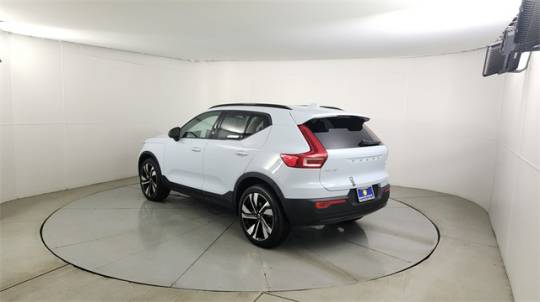 2025 Volvo XC40