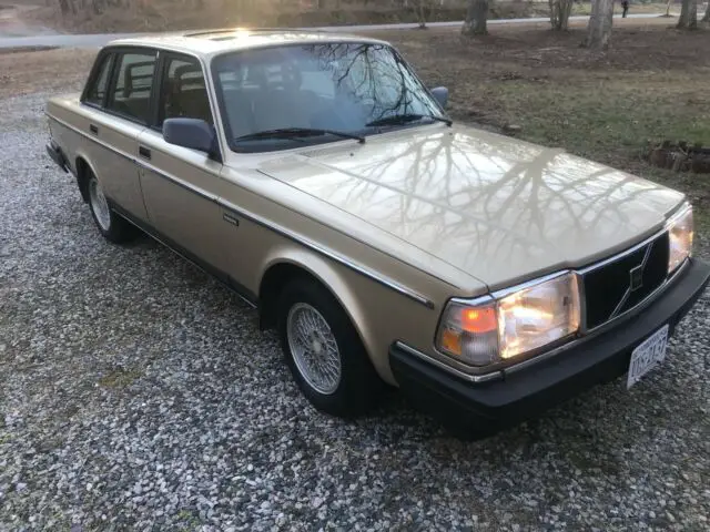 1992 volvo 240 / 5 speed/ rust free southern car/. no reserve