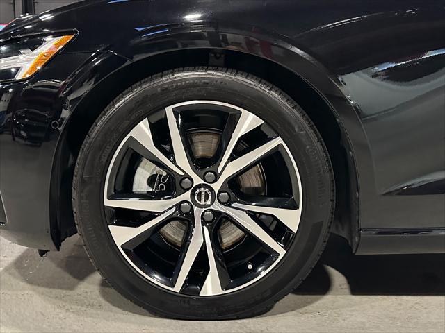 2024 volvo s60 b5 plus dark theme