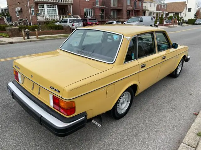 1979 volvo 244dl carslbad yellow 77k orig miles 1 owner from new, cali car