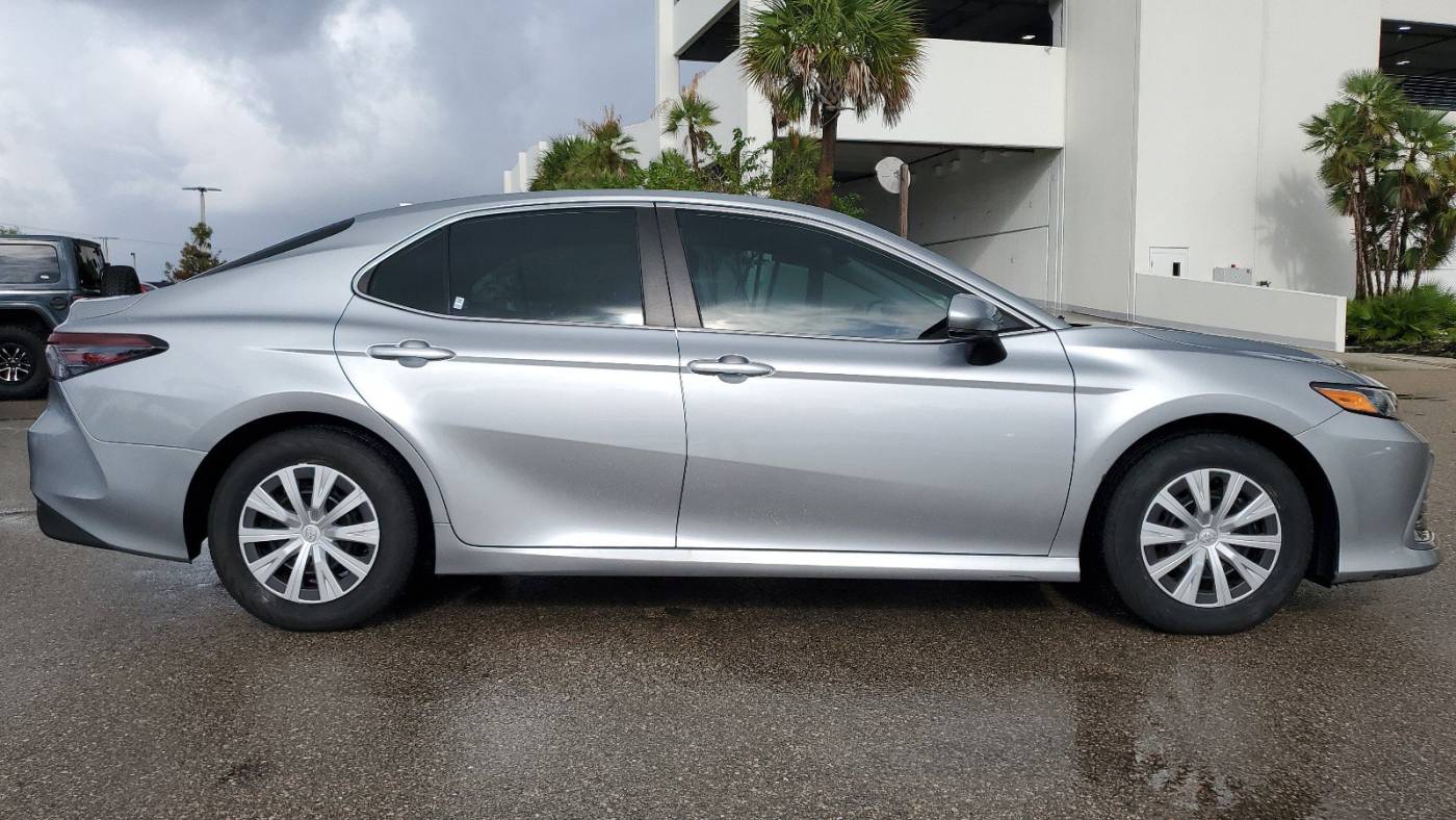 2022 toyota camry hybrid le