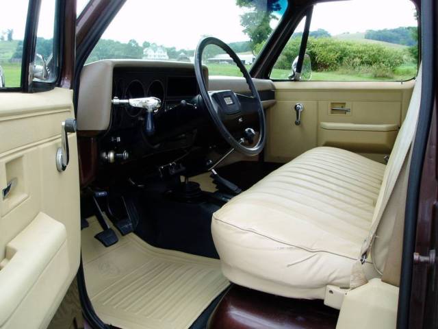 1983 chevrolet step side 4x4 ... 75k miles .. 50 pictures below ad