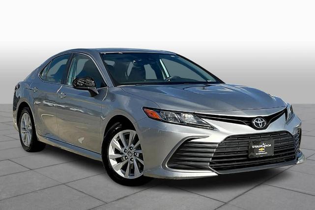 2022 toyota camry le