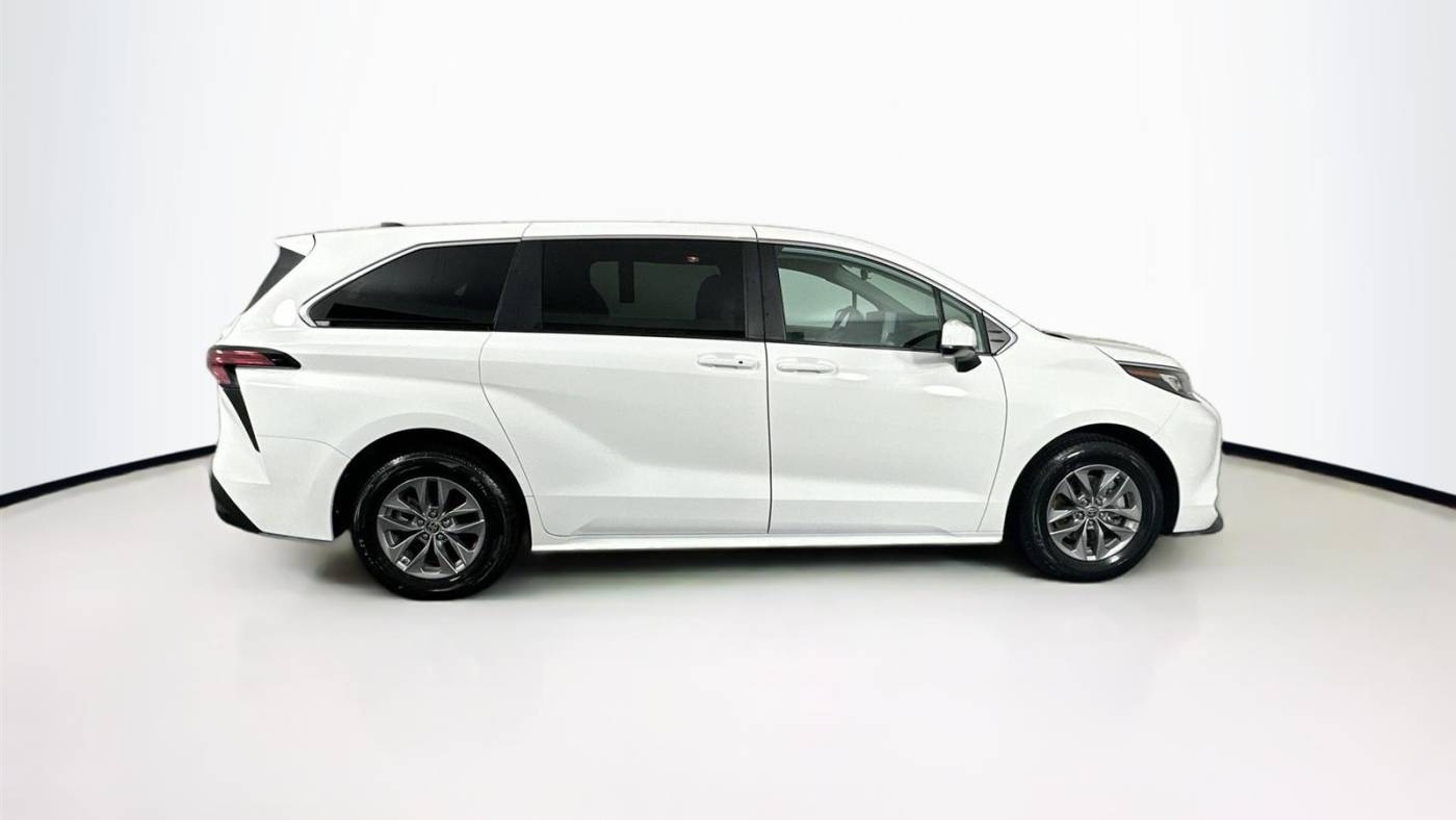 2022 toyota sienna le 8-passenger