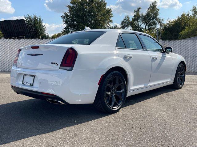2022 chrysler 300 s