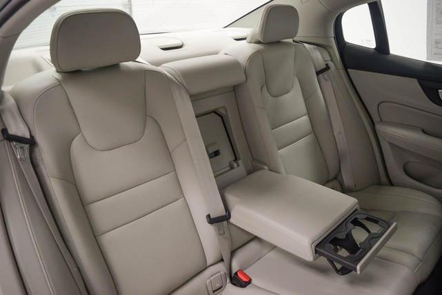 2023 volvo s60 b5 plus dark theme